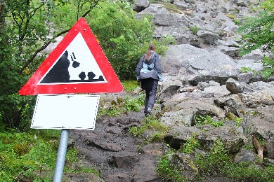 Steinschlag oder das Zusammentreffen mit einem herabrollenden Baumstamm
