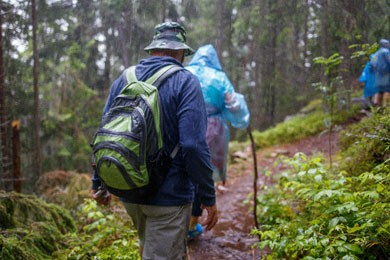 Hut schützt vor Hitze, Wanderstöcke hilft der HAltung und schützt die Knie bergabwärts