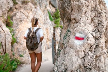 Schwierigkeitsgrade und worauf Sie beim Wandern achten müssen: Markierungen auf Steinen und Felsen