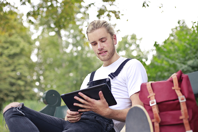Student überlegt ein Reiseziel